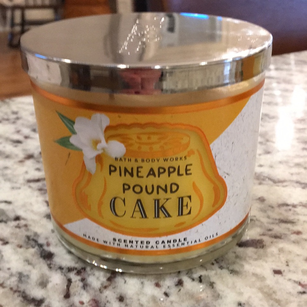 NWT Bath and body Works pineapple poundcake candle